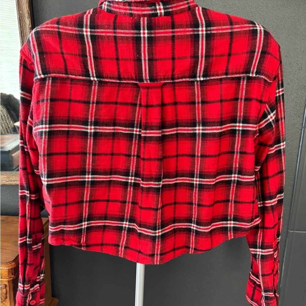 American Eagle Outfitters Red and Black Plaid Cropped Flannel Shirt - Picture 4 of 5